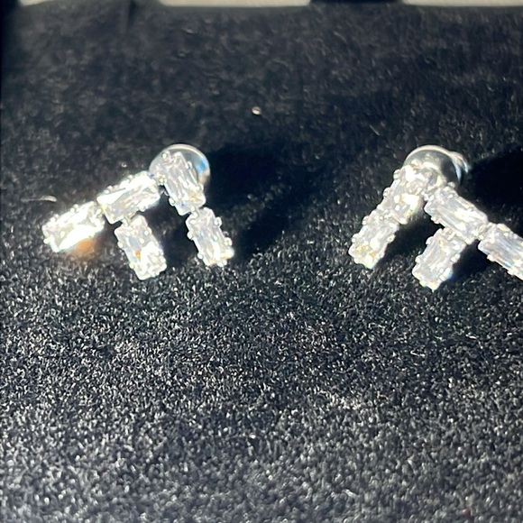 Diamond style “F” stud earrings - Picture 3 of 4